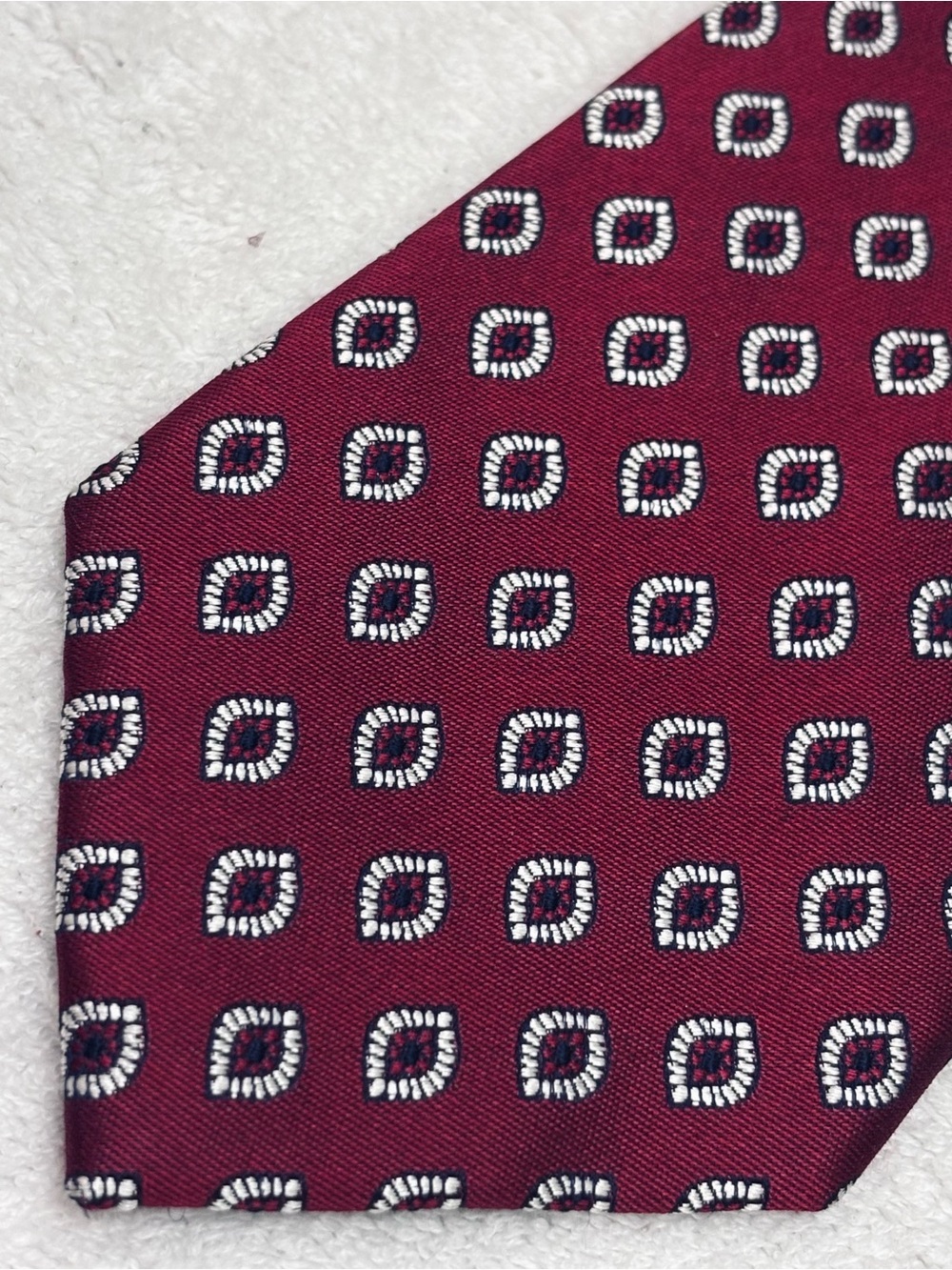 Brand New Tie By Jos A. Bank (Classic Collection) - Tie Width Is 3.5 Inches